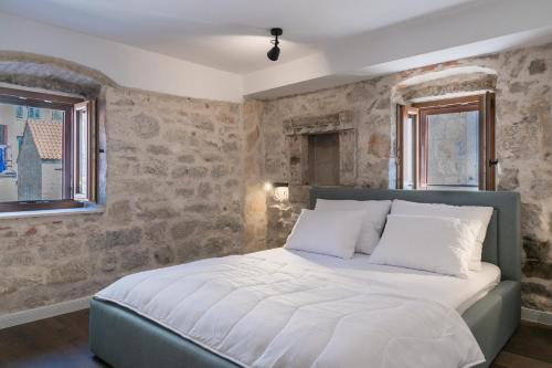 Charming stone apartment with jacuzzi in center of Omiš