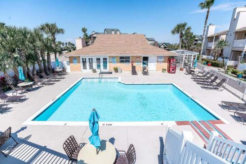 Beautiful newly renovated escape near popular Galveston attractions - main image
