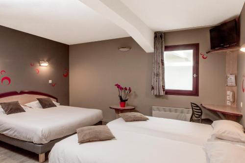 1 double bed, 2 twin beds
