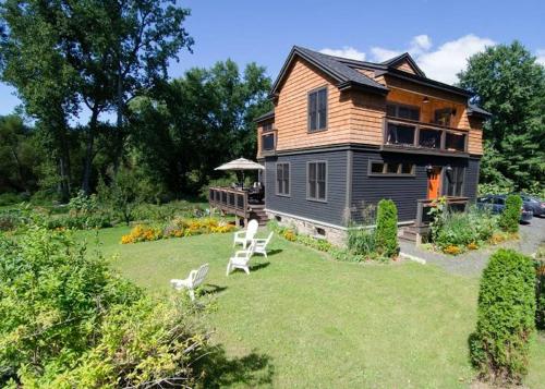 Too Good AKA 2 Goodrich St in สตอกบริดจ์ (MA)