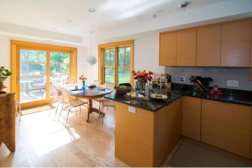 Too Good AKA 2 Goodrich St in สตอกบริดจ์ (MA)