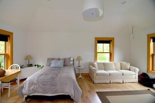 Too Good AKA 2 Goodrich St in สตอกบริดจ์ (MA)