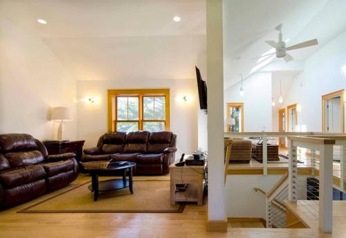 Too Good AKA 2 Goodrich St in สตอกบริดจ์ (MA)