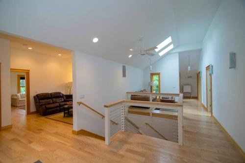 Too Good AKA 2 Goodrich St in สตอกบริดจ์ (MA)