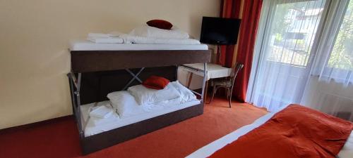1 queen bed, 1 bunk bed