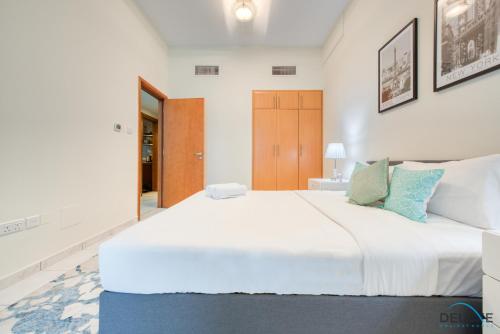 One Bedroom Apartment in Azure Building, Dubai Marina by Deluxe Holiday Homes