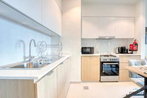 Community Living 2BR Close to Emirates Golf Club, Golf Views A, Madinat Al Mataar by Deluxe Holiday Homes, Dubaj (zdjęcie 3)