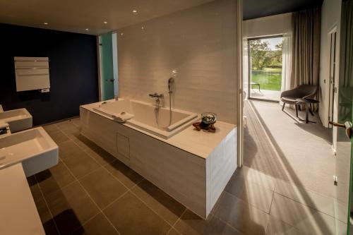 316542079 Le Domaine des Vanneaux Golf et Spa Mgallery