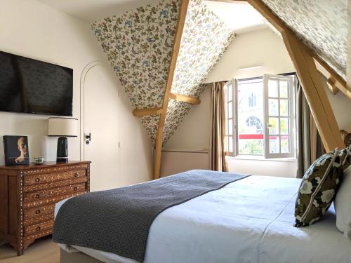 1 queen bed, 1 sofa bed