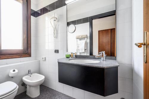 Standard Single Room image 7