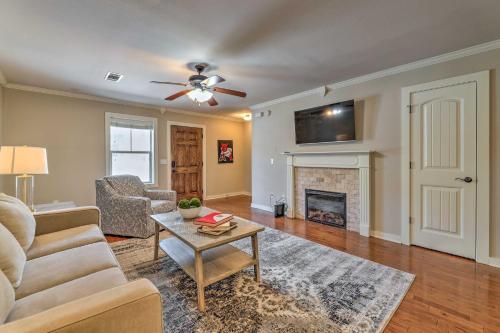 Charming Springdale Townhome about 5 Mi to Dtwn! in Springdale, USA