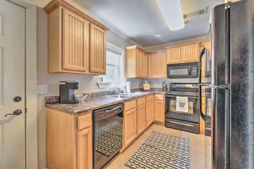 Charming Springdale Townhome about 5 Mi to Dtwn! in Springdale, USA