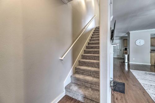 Charming Springdale Townhome about 5 Mi to Dtwn!