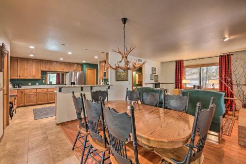 Family-Friendly Pinetop Retreat Deck and Yard! - image 8