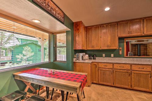 Family-Friendly Pinetop Retreat Deck and Yard! - image 12