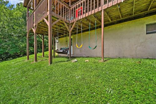 Updated Escape with Hot Tub 2 Miles to Sugar Mtn! - image 2
