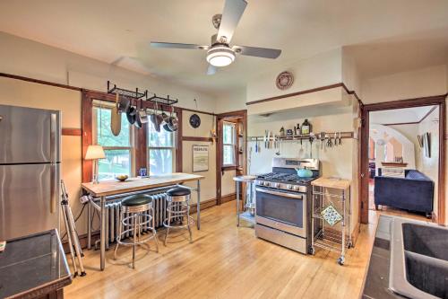 Chic Milwaukee Apartment in Hip Neighborhood! in 沃喀莎