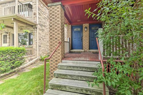 Chic Milwaukee Apartment in Hip Neighborhood! in 沃喀莎