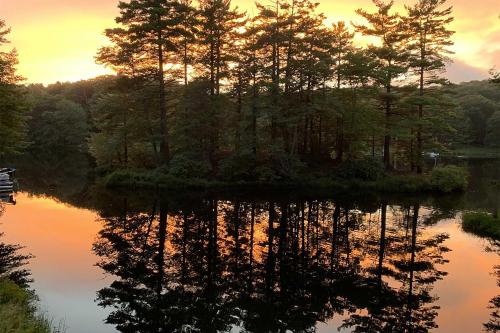 Lakefront Poconos Retreat with Hot Tub, Near Hiking!