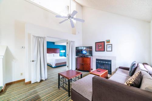 Metro PHX Upstairs open plan 1bd plus LOFT sleeps 6 modern design HEATED POOL