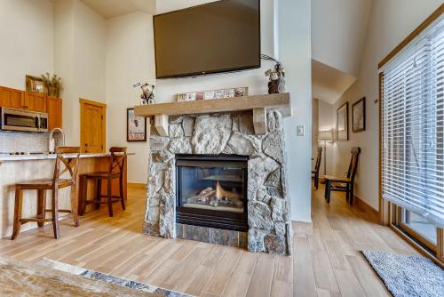 Newly renovated 2br Red Hawk Lodge 2301- Kids Ski Free! townhouse - image 9