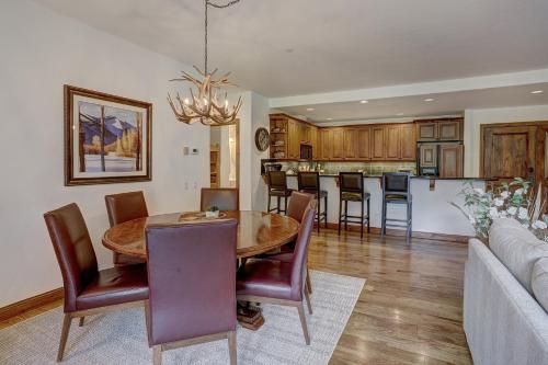 Spacious Luxury 4 Bedroom Overlooking Snow and Mountain condo - main image