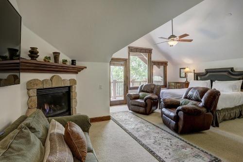 Spacious Luxury 4 Bedroom Overlooking Snow and Mountain condo - image 7