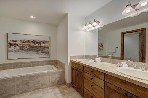 Spacious Luxury 4 Bedroom Overlooking Snow and Mountain condo - image 8