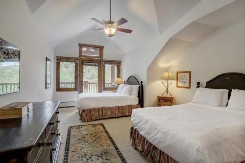 Spacious Luxury 4 Bedroom Overlooking Snow and Mountain condo - image 12