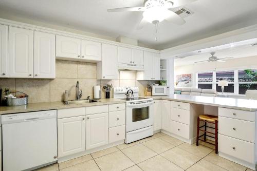 Bay Breeze Bungalow - image 3