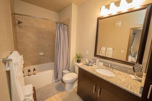 Upscale Smart Apt in Glamorous Neighborhood - image 3