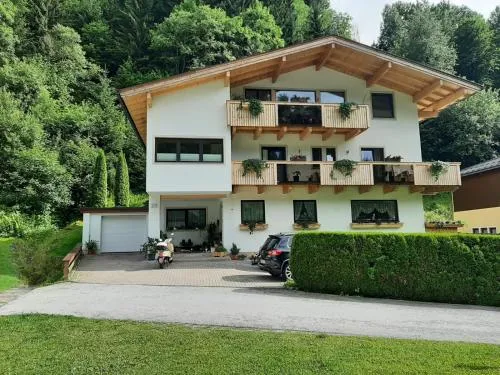 Gemütliche Wohnung 10 Minuten vom See entfernt in Zell am See, Österreich
