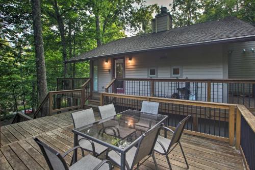 Cozy Hillside Hideaway in Wintergreen Resort! in Lyndhurst, USA