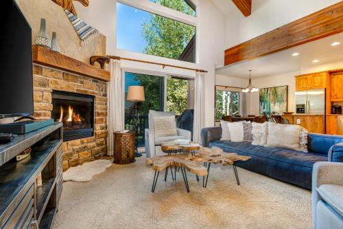 Snowbound Luxury Ski Chalet - image 4