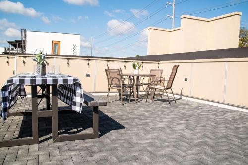 Modern 1 BR Apartment! Quick Uber to Downtown! - image 6