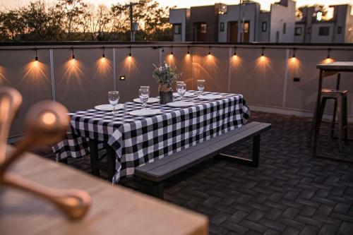 Modern 1 BR Apartment! Quick Uber to Downtown! - image 10