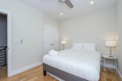 Luxurious 3BD w Roof Deck and Skyline Views - image 5