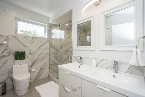 Luxurious 3BD w Roof Deck and Skyline Views - image 9