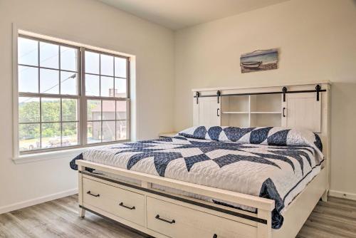 Updated Cabin with Direct Lake Access and Pool! in Lampe, USA