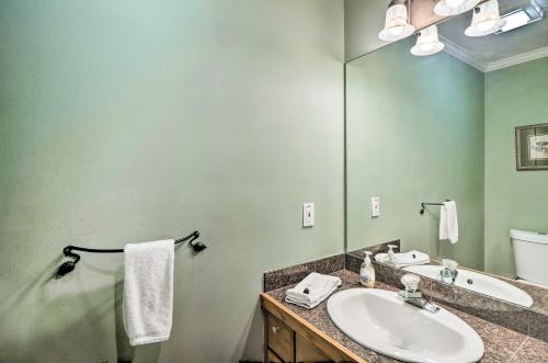 Spacious Breck Townhome - Walk to Ski Shuttle - image 13