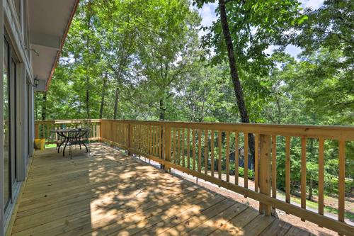 Beautiful Home with Mountain-View Deck and Smart TV in Warm Springs, USA