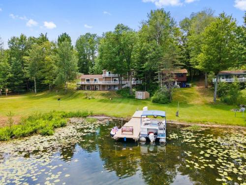 Lilli's Pad Lakeside Lodge with Pontoon & Hot Tub