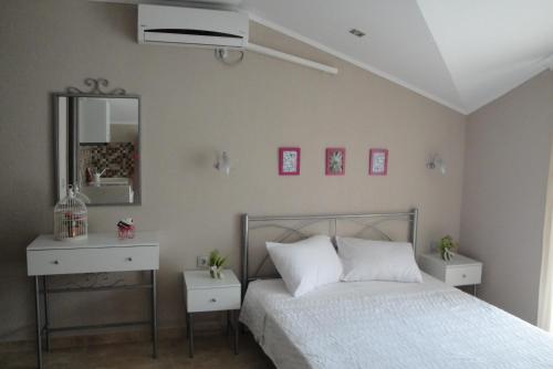 1 double bed, 1 twin bed