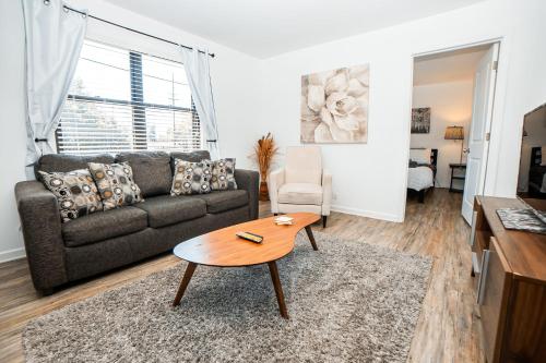 Cozy Condo Minutes to Broadway - image 11