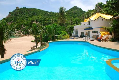 Swimming pool, Montalay Beach Resort in Tanote Bay