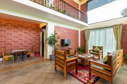 StayVista at Status Villa with Heated Pool, Panchgani (fotografie 11)