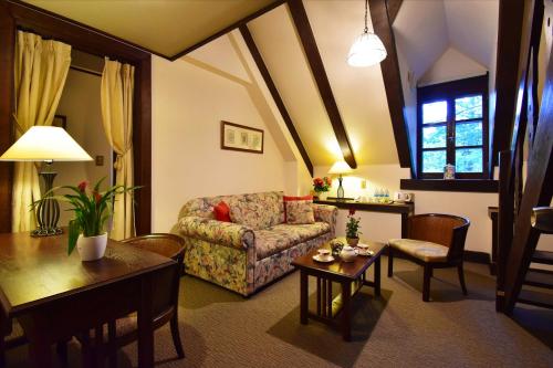 Hotel La Neige Honkan Stop at Hotel La Neige Honkan to discover the wonders of Nagano. Featuring a complete list of amenities, guests will find their stay at the property a comfortable one. Facilities like free Wi-Fi in al