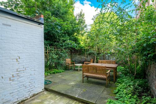 Stylish 2-Bed Flat With Private Garden In Notting Hill, West London