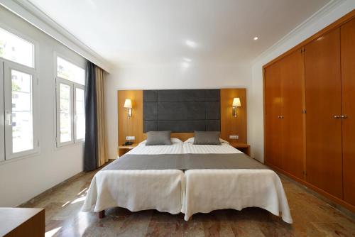 4 twin beds