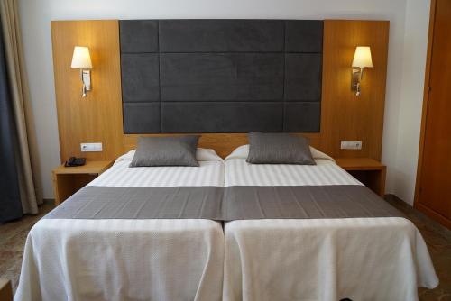 2 twin beds